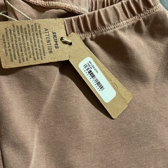 Skims Outdoor Leggings - Picture 6 of 8